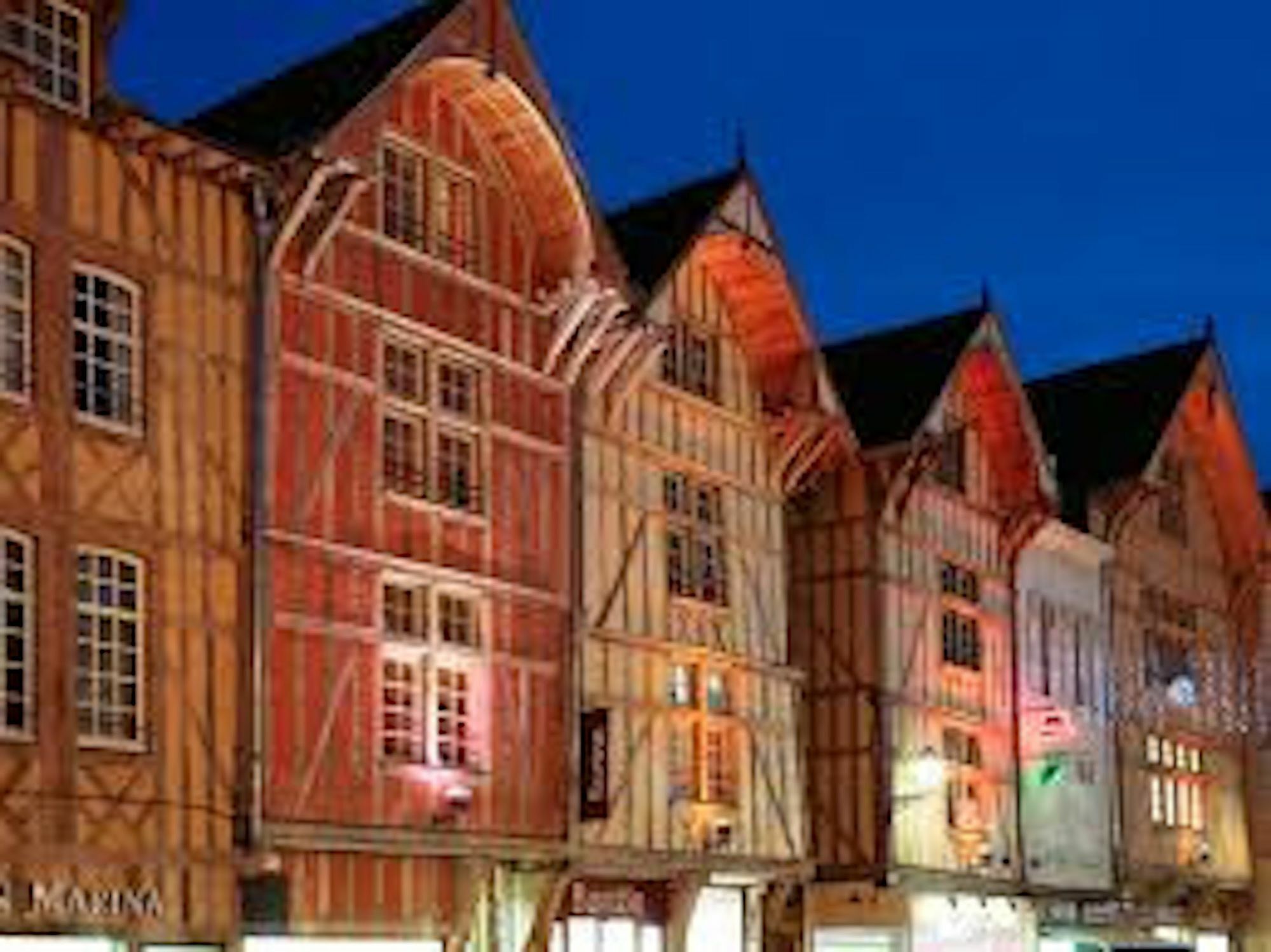 Logis Hotel Du Cirque Troyes Centre Historique Bagian luar foto
