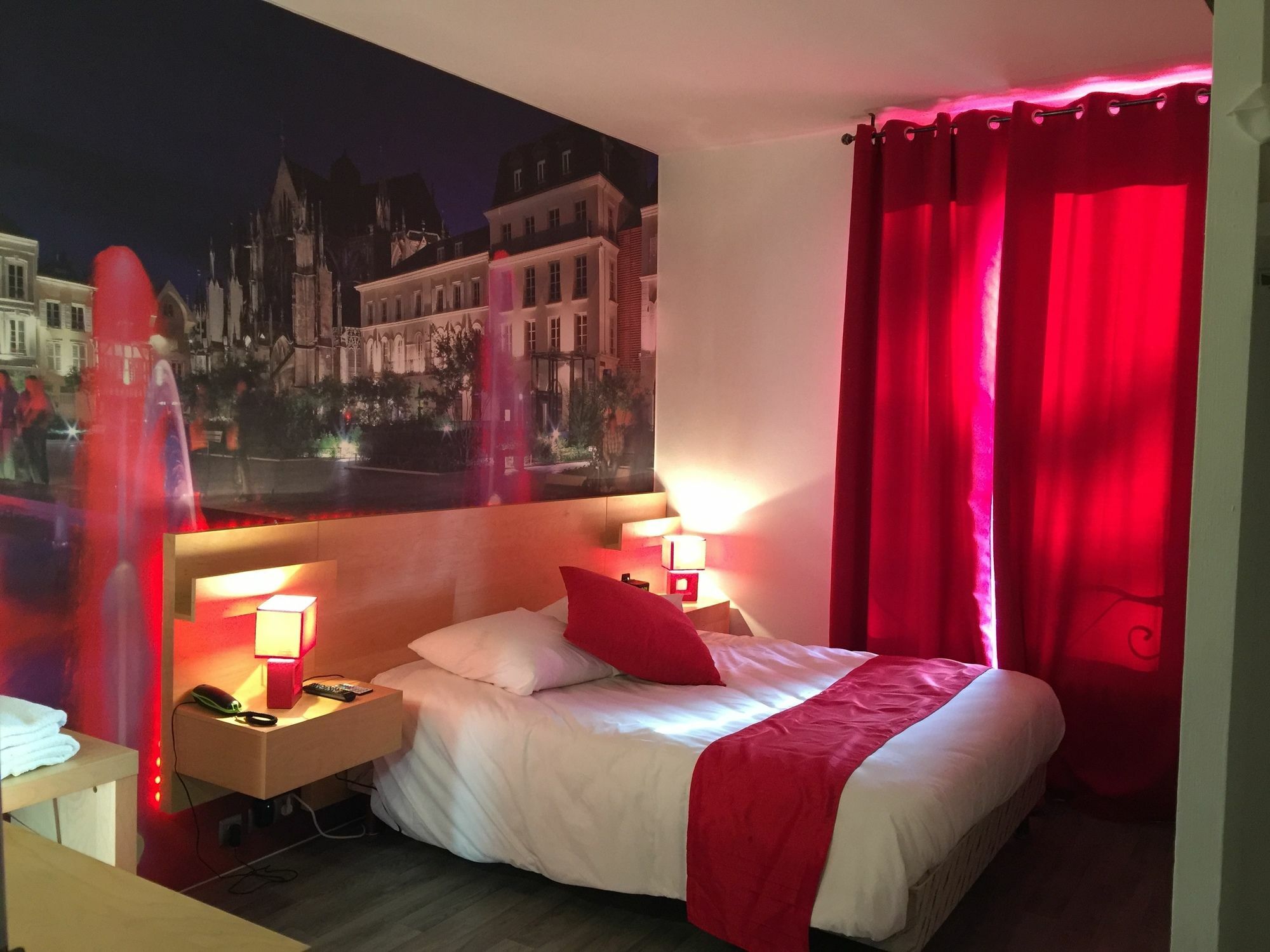 Logis Hotel Du Cirque Troyes Centre Historique Bagian luar foto